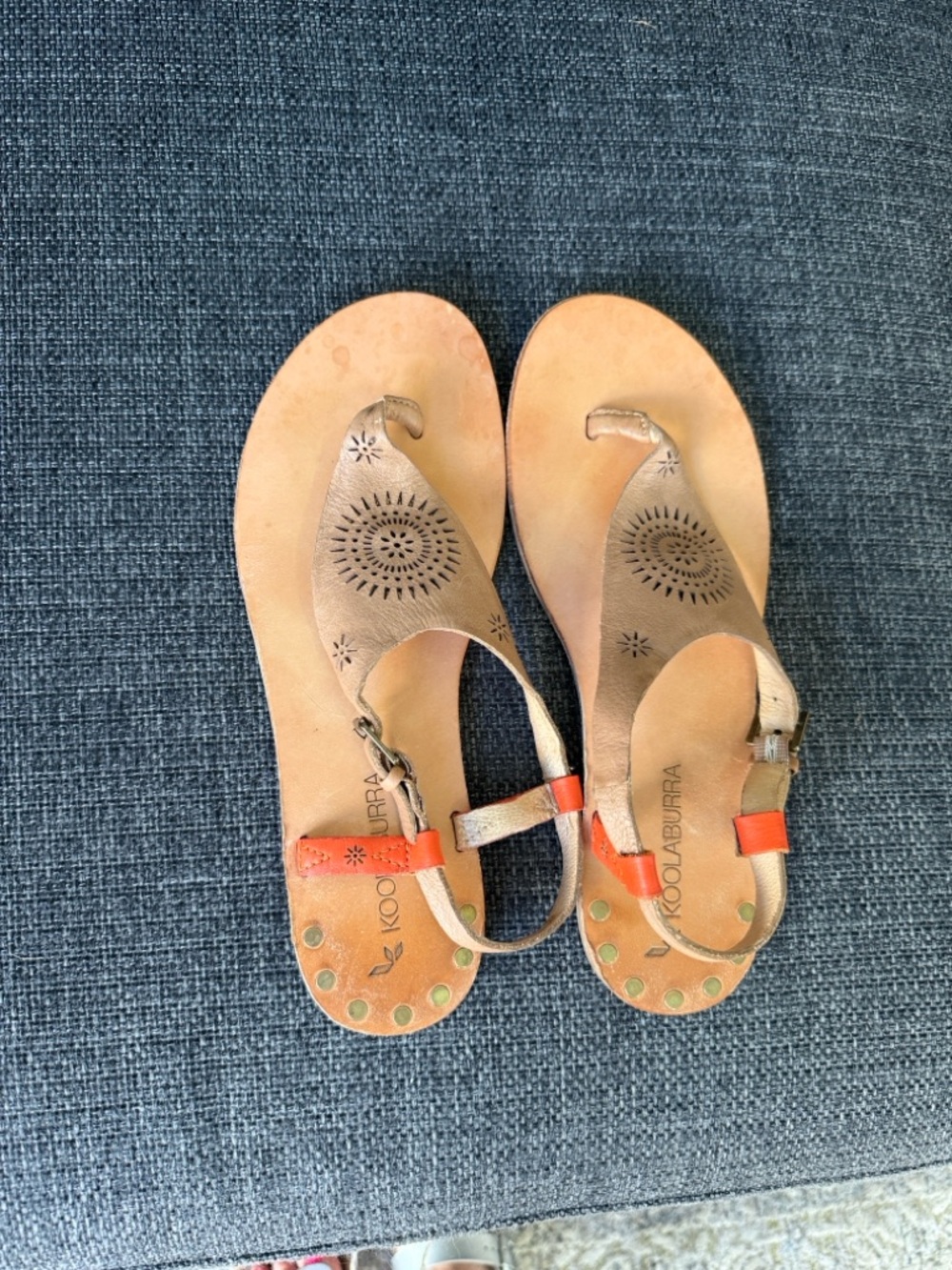 Koolaburra Size 8 Tan Leather Thong Sandals with Red Accent Strap.